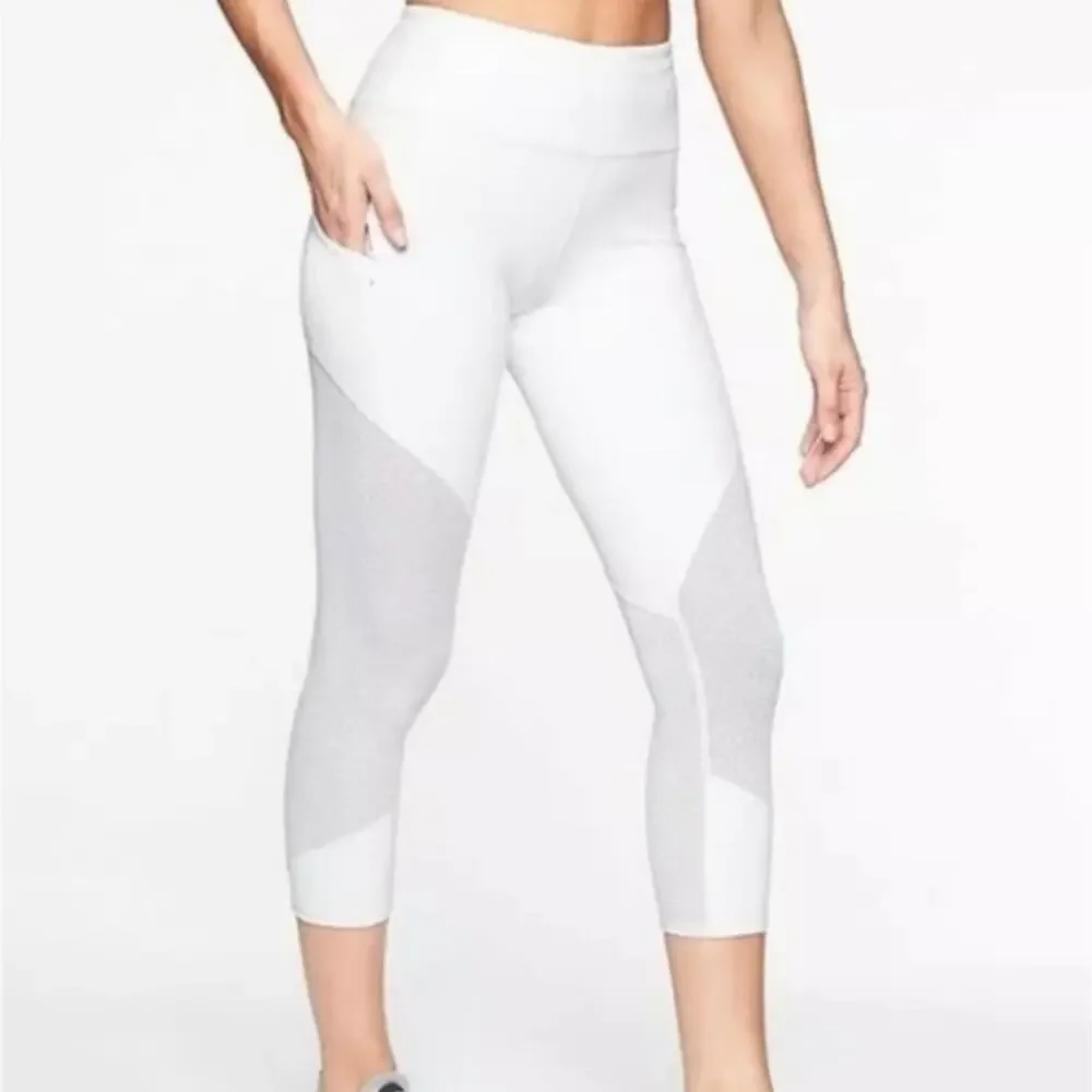 Athleta Mesh Contender Mid-Rise Capri Leggings‎ in White Medium